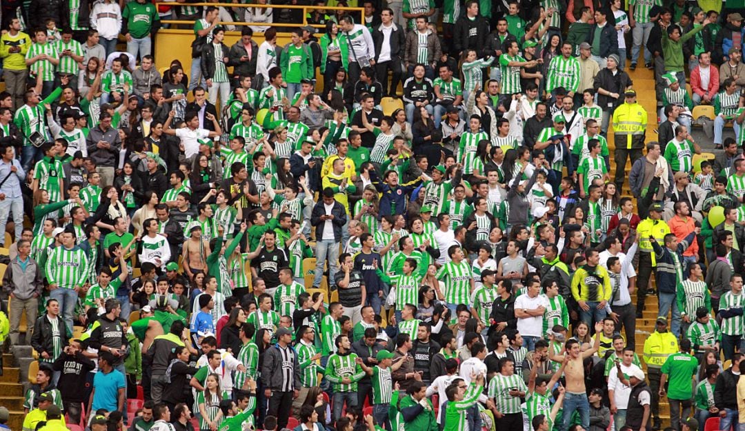 Hinchas de Atlético Nacional en una de las tribunas del estadio El Campín.