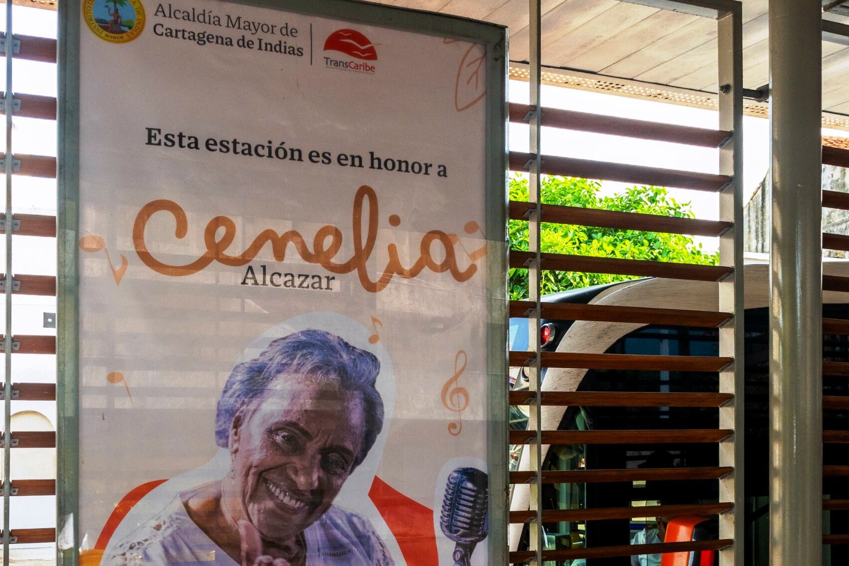 Transcaribe homenajea a Cenelia Alcázar en la estación Centro