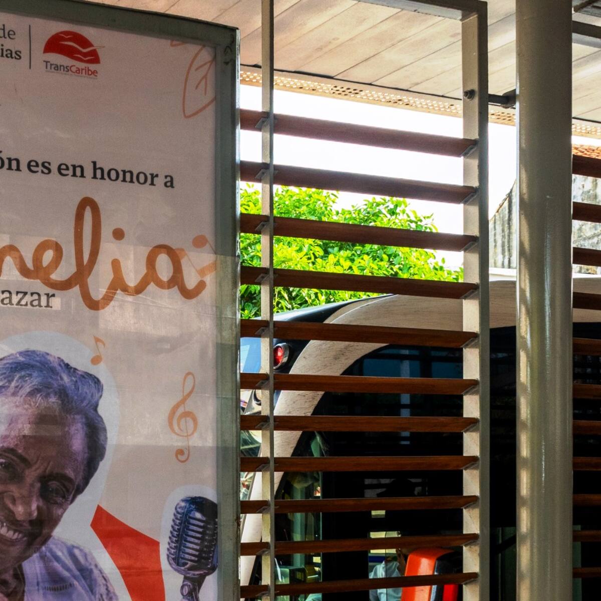 Transcaribe homenajea a Cenelia Alcázar en la estación Centro