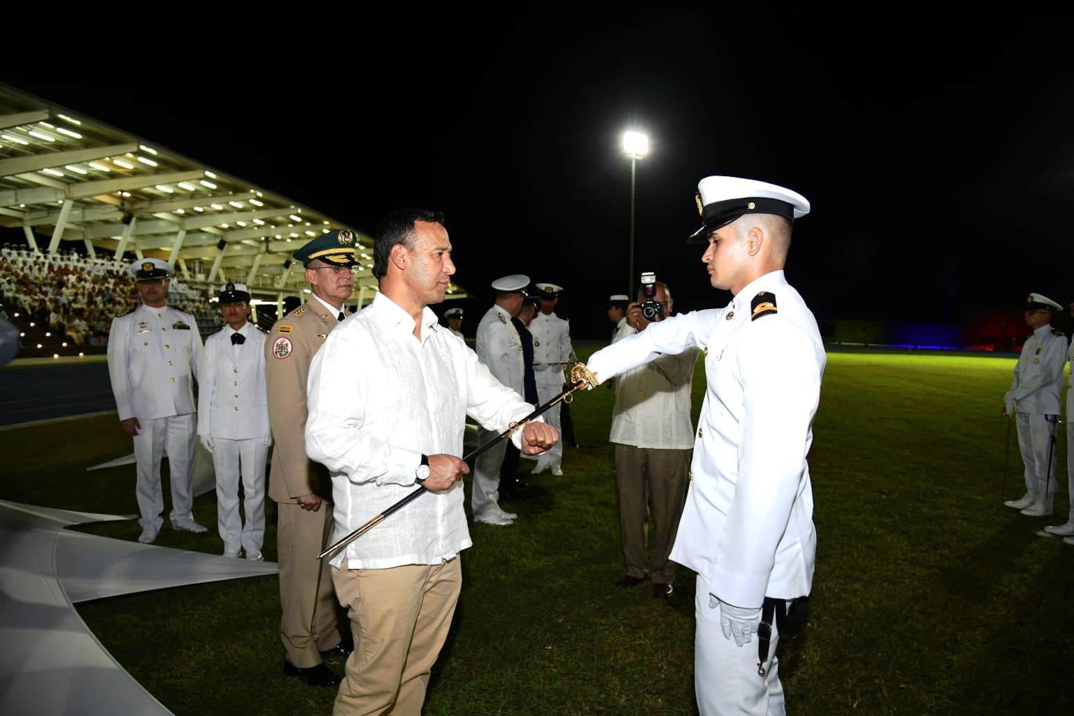 En ceremonia militar, para proteger y defender el azul de la bandera