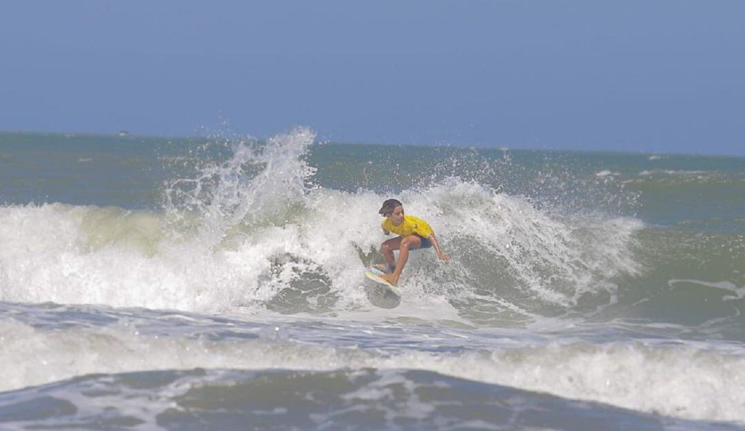 Los surfistas colombianos Romeo Chávez y Kahlil Piñeres, Óscar Hernández y Francesca Arévalo, lograron su paso a segunda ronda.