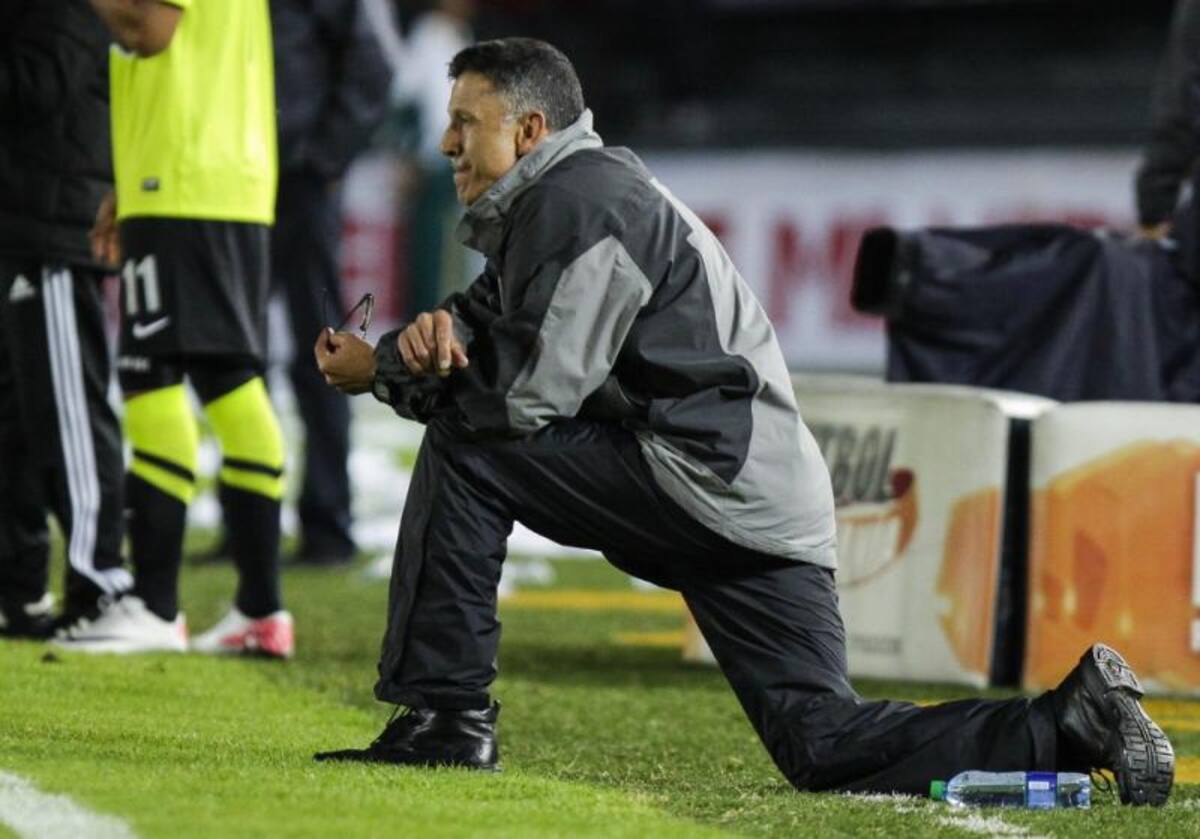 Juan Carlos Osorio analizando el juego.