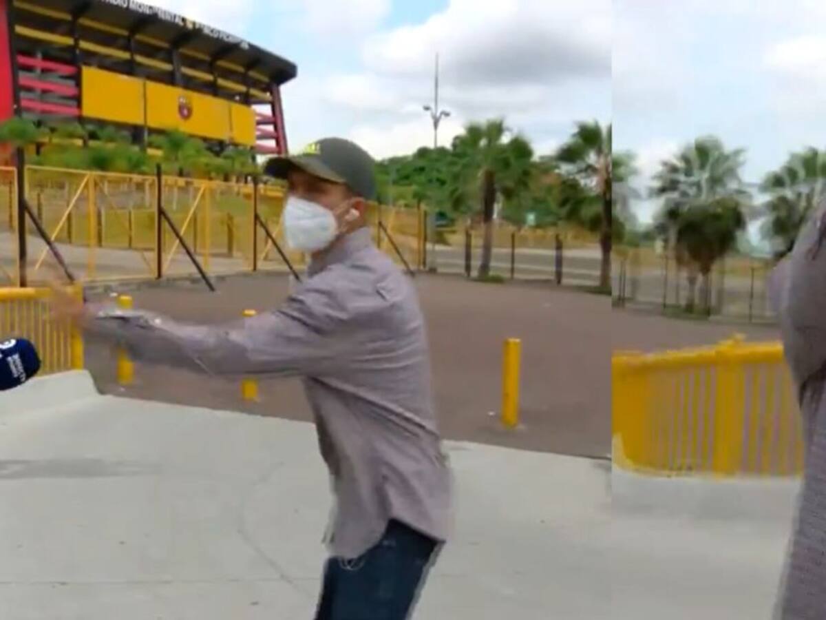 En video: Atracan a periodista con pistola cuando hacía un reporte en vivo