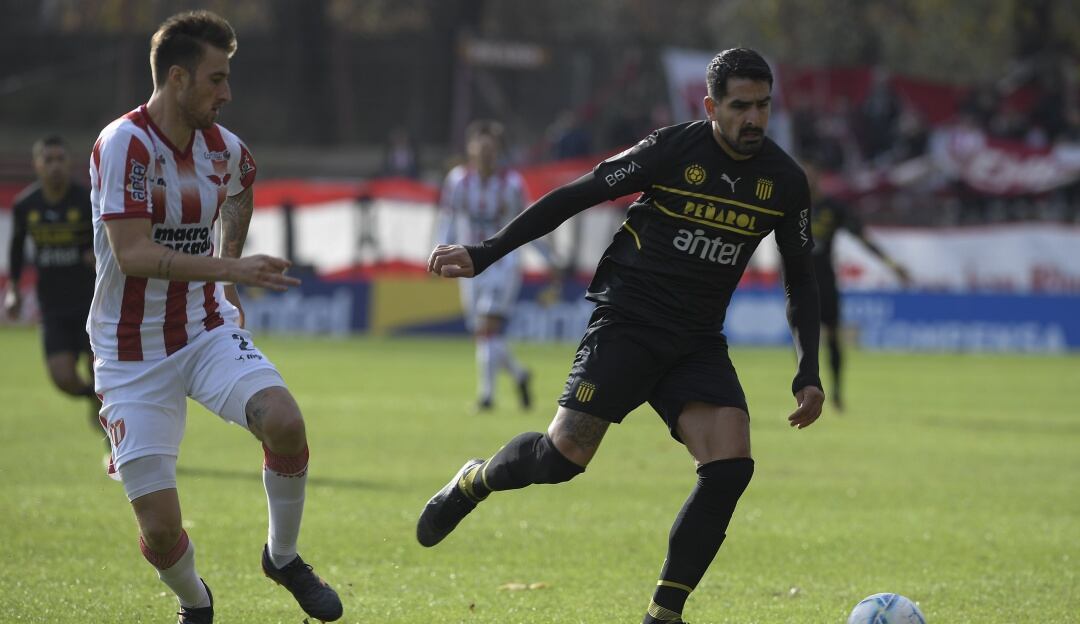 José Aja, defensa de River Plate de Uruguay, se mide ante Peñarol.