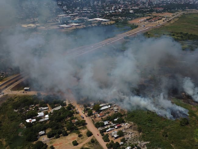 -FOTODELDÍA- AME2482. ASUNCIÓN (PARAGUAY), 19/01/2025.- Fotografía aérea de un incendio en el barrio Banco San Miguel este domingo, en Asunción (Paraguay). EFE/ Juan Pablo Pino