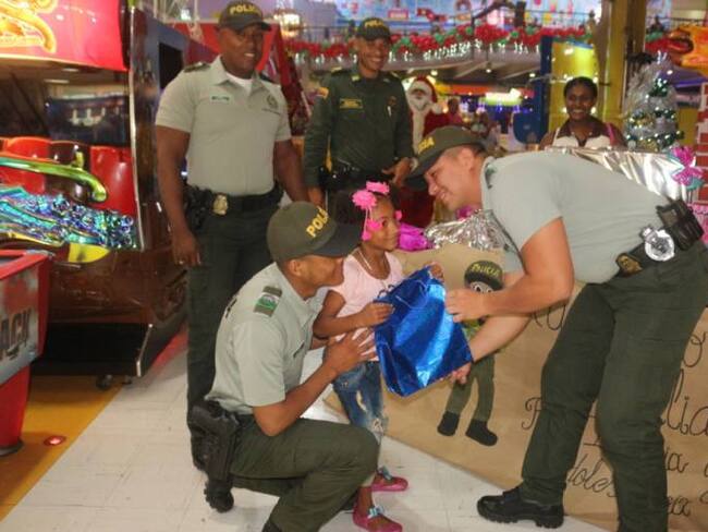 Policía de Cartagena le cumplió el sueño a una niña con parálisis cerebral