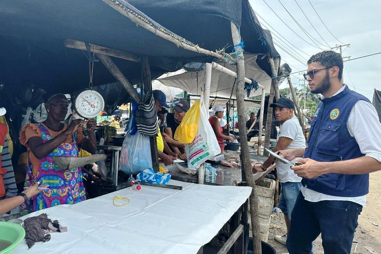 EPA Cartagena se toma Bazurto dando a conocer Ley de plástico de un solo uso