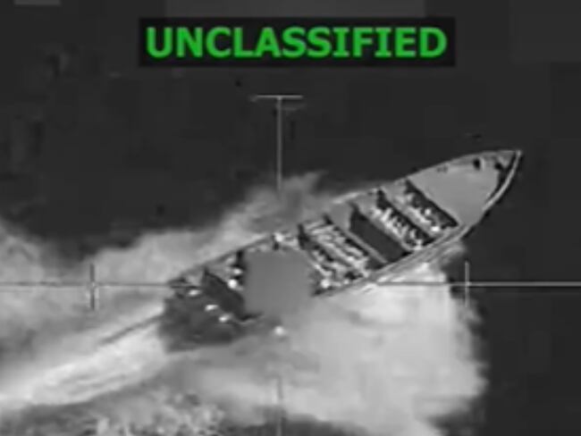 Ataque contra una lancha que transportaba drogas. Foto: Captura de video