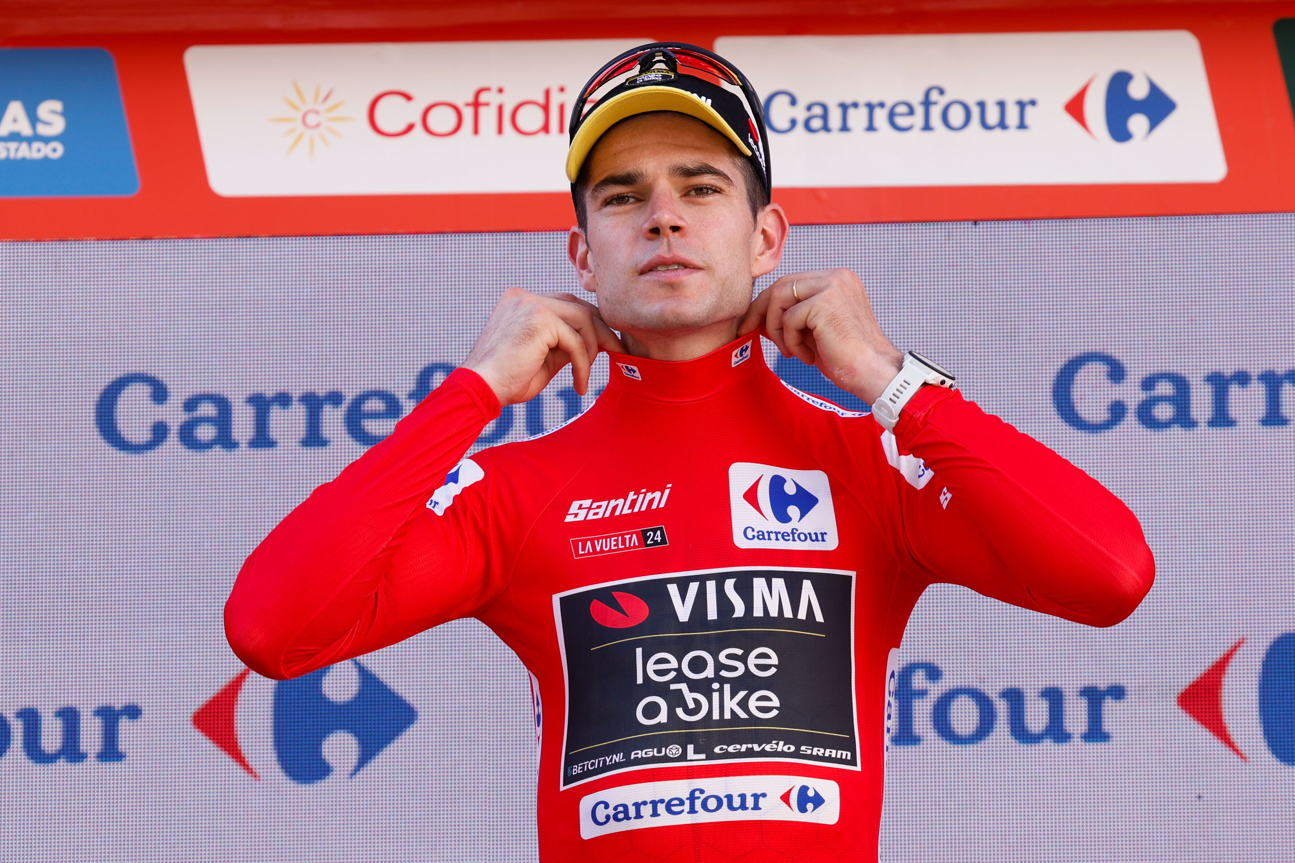 CASTELO BRANCO (PORTUGAL) , 19/08/2024.- El ciclista belga Wout van Aert, del Visma, en el podio con el maillot de líder de la clasificación general tras la etapa 3 de la Vuelta 2024, entre Lousa y Castelo Branco, de 191, 2 kilómetros de recorrido, este lunes, en Portugal. EFE/Javier Lizón