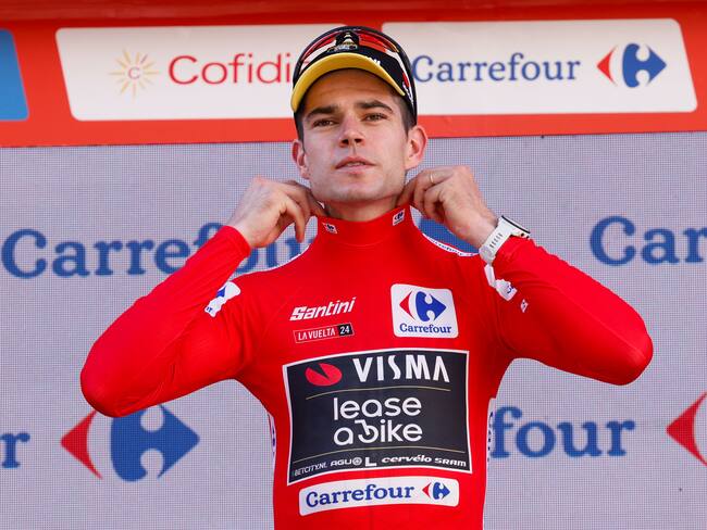 CASTELO BRANCO (PORTUGAL) , 19/08/2024.- El ciclista belga Wout van Aert, del Visma, en el podio con el maillot de líder de la clasificación general tras la etapa 3 de la Vuelta 2024, entre Lousa y Castelo Branco, de 191, 2 kilómetros de recorrido, este lunes, en Portugal. EFE/Javier Lizón