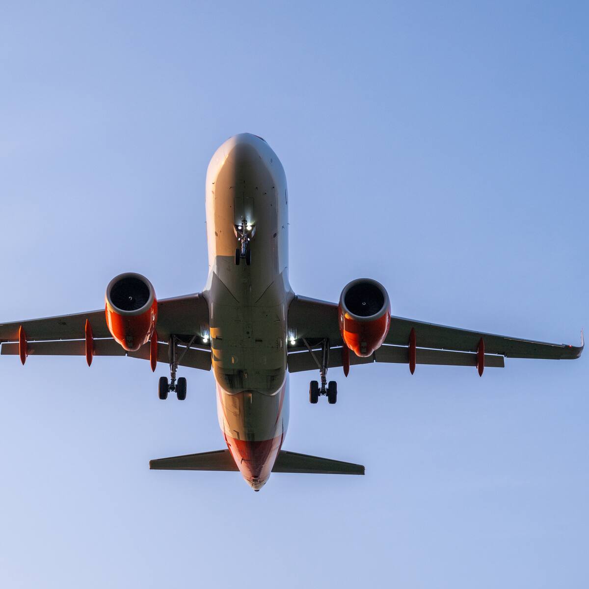 “Van a incrementar precios de los vuelos”: IATA por posible cambio en norma de aterrizaje y despegue