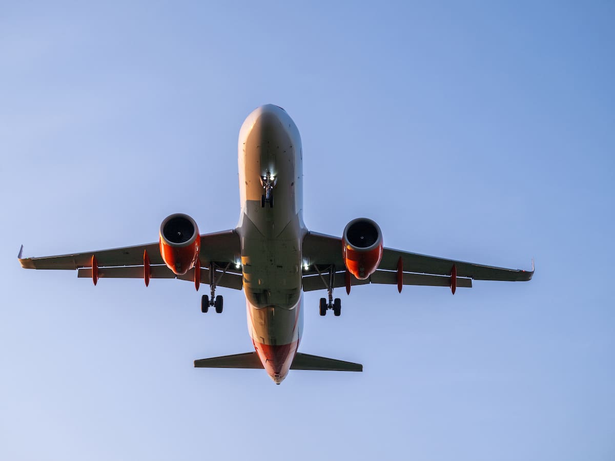 “Van a incrementar precios de los vuelos”: IATA por posible cambio en norma de aterrizaje y despegue