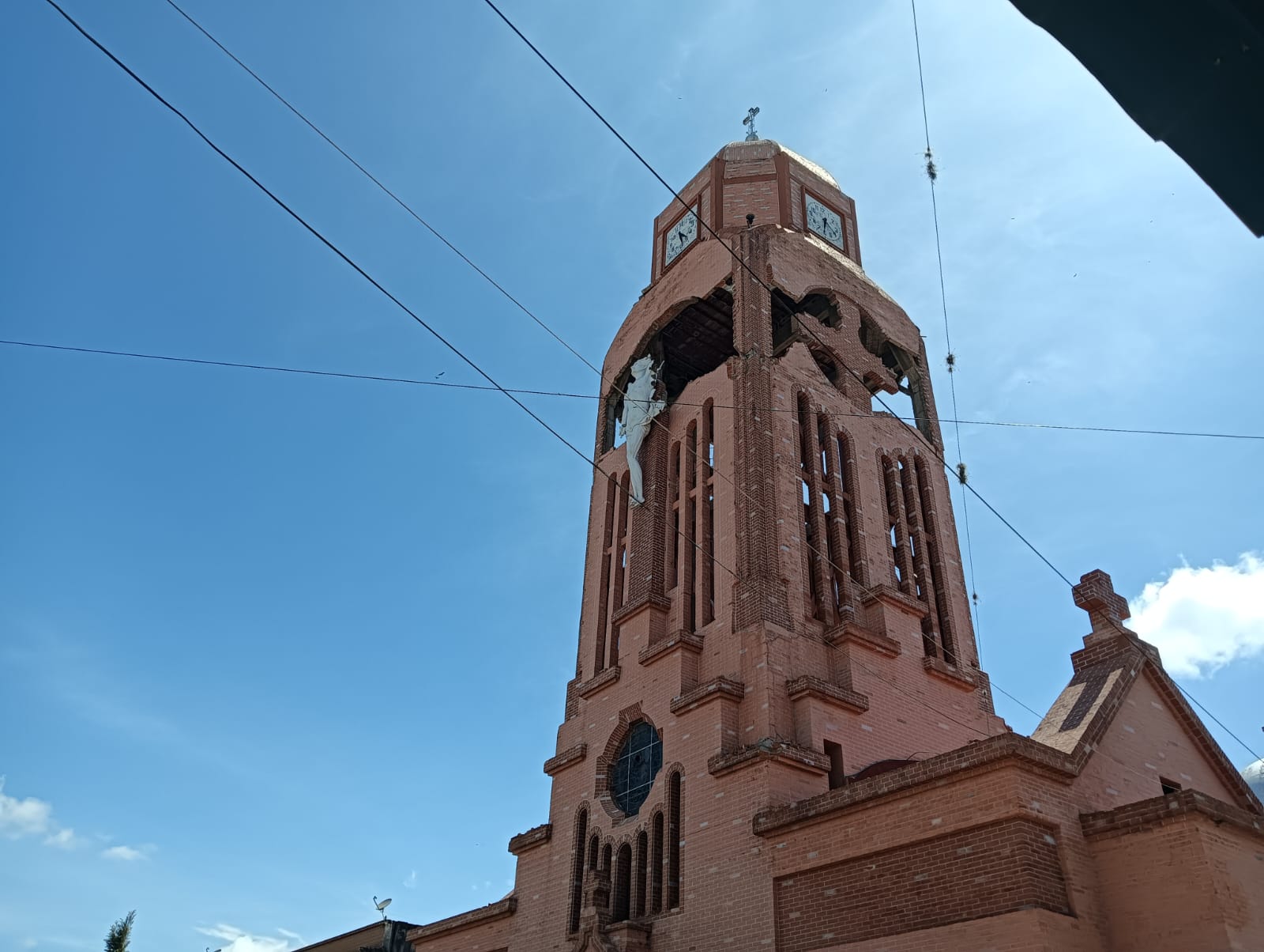 Así quedó la iglesia de Quimbaya, Quindío luego del terremoto del 10 de agosto. Foto: Adrián Trejos