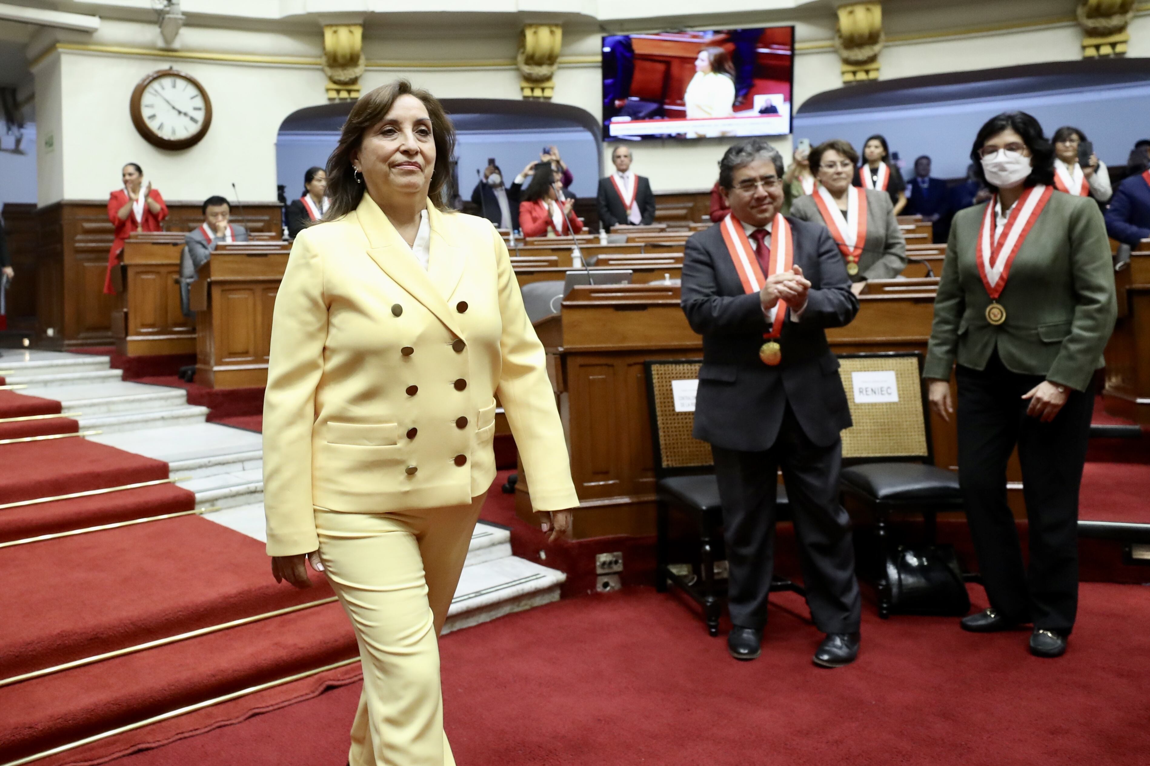 La peruana Dina Boluarte saluda miembros del Congreso antes de prestar juramento como nuevo líder de Perú después de que el Congreso destituyera al presidente Pedro Castillo en Lima, Perú, el 7 de diciembre de 2022. Foto del Congreso de la República del Perú / Folleto/Agencia Anadolu vía Getty Images.
