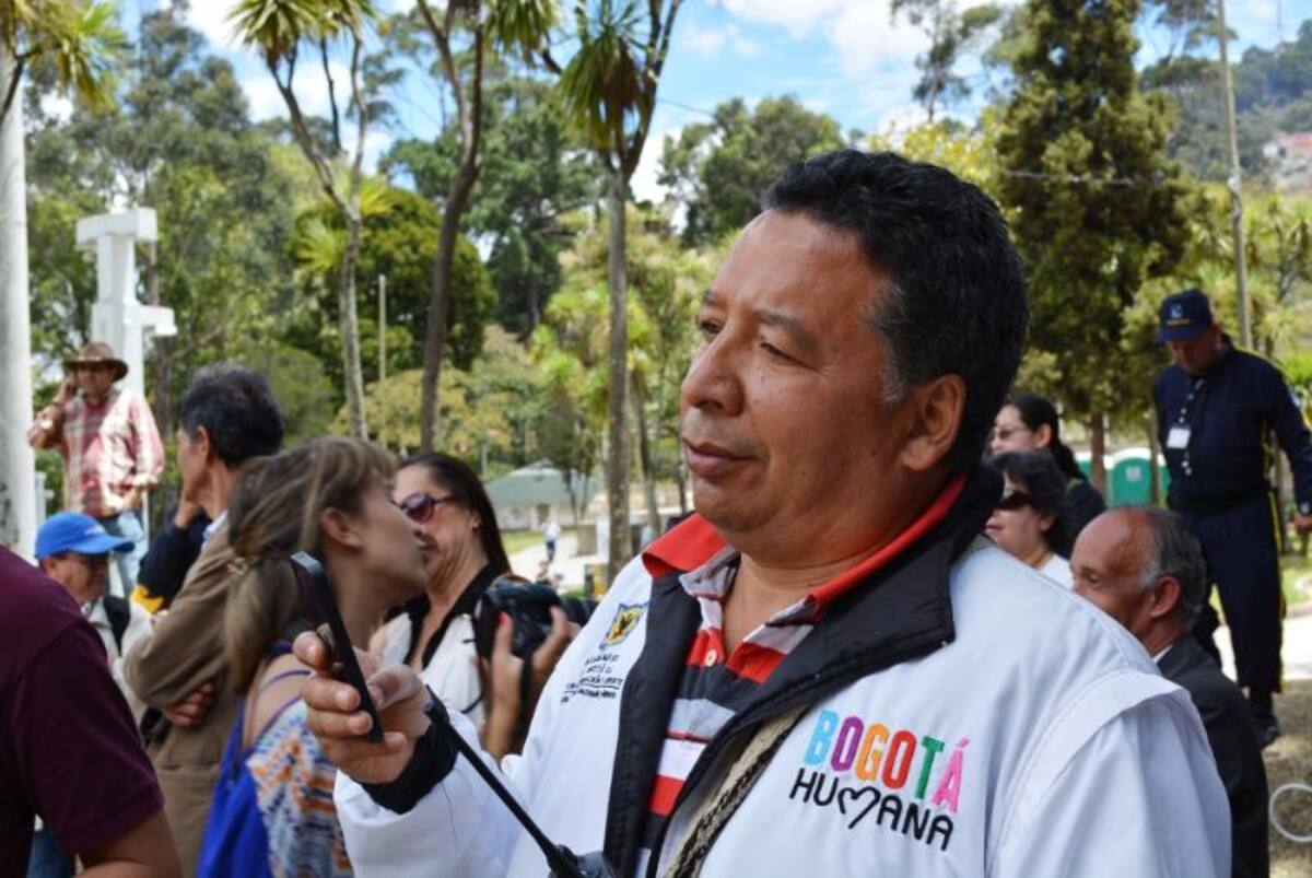 Funcionarios acompañando la emisión de A vivir