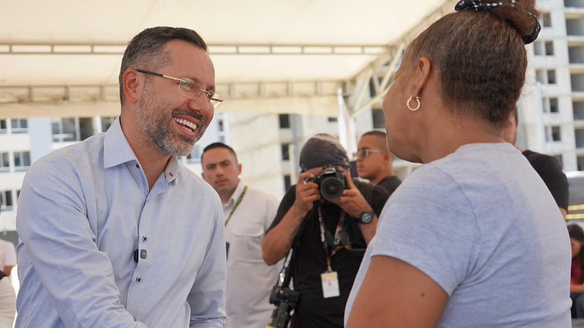 Ministro de Vivienda recibe homenaje en Bucaramanga tras superar moción de censura