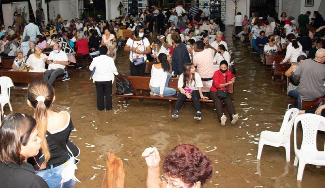 Las fuertes lluvias de este sábado, 4 de junio, también dejaron completamente inundada la parroquia Inmaculada Concepción, ubicada en el barrio Los Álamos, al norte de la ciudad.