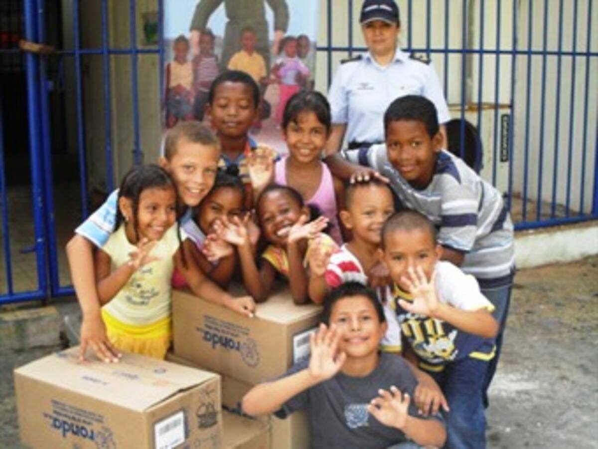 Caracol Social y FAC entregaron más de 8 mil juegos a niños de todo el país