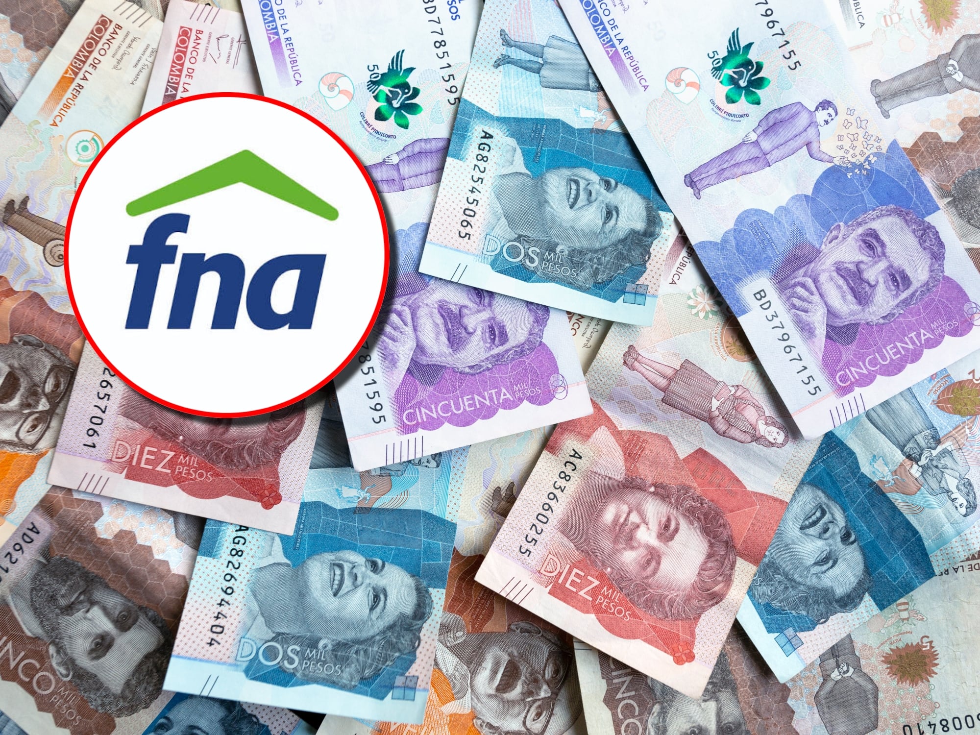 Dinero colombiano y logo del FNA. Foto: Getty Images y Redes sociales del FNA. .