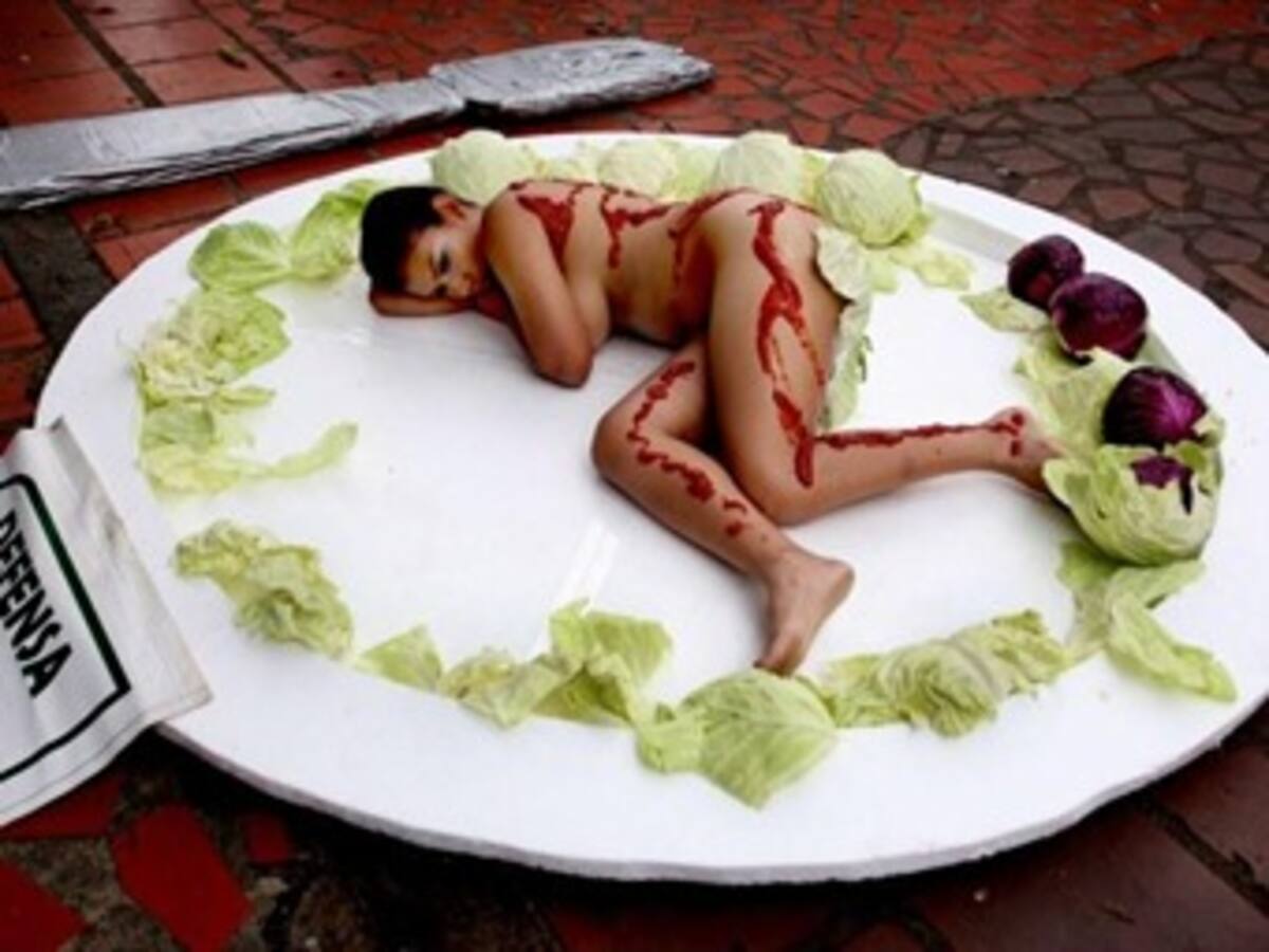 Colombiana al desnudo para conmemorar el día mundial sin carne
