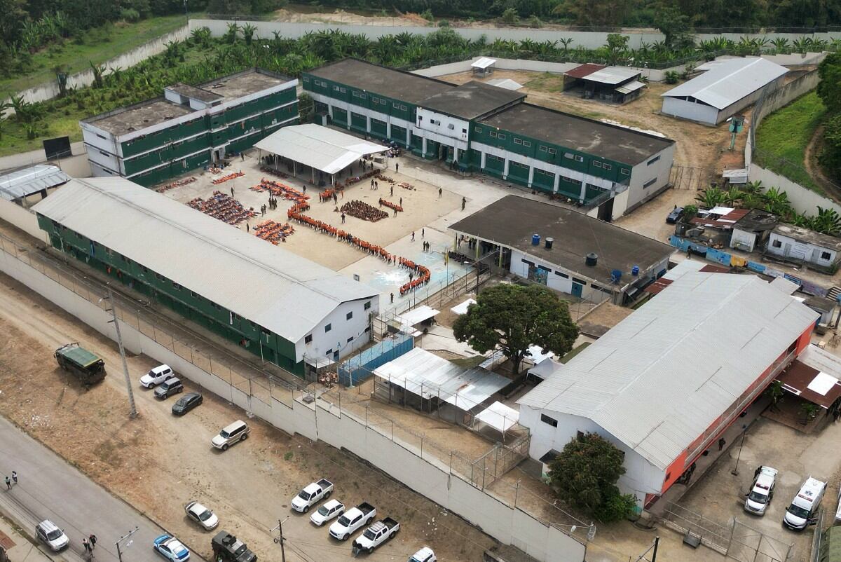 This aerial view shows a prison in Esmeraldas, Ecuador on September 25, 2025. Clashes between rival drug gangs claimed at least 17 lives in the second deadly riot in an Ecuadoran prison in days, penitentiary officials in the violence-wracked South American country said Thursday. (Photo by Antony QUINTERO / AFP)