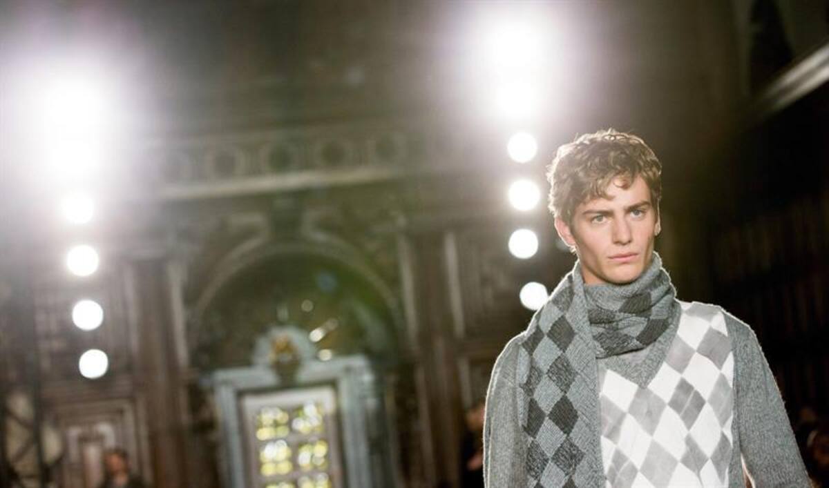 Una serie de modelos presentan la colección de otoño, invierno 2015 en la semana de la moda masculina en Londres, Inglaterra, que se realizará hasta el próximo 12 de enero.