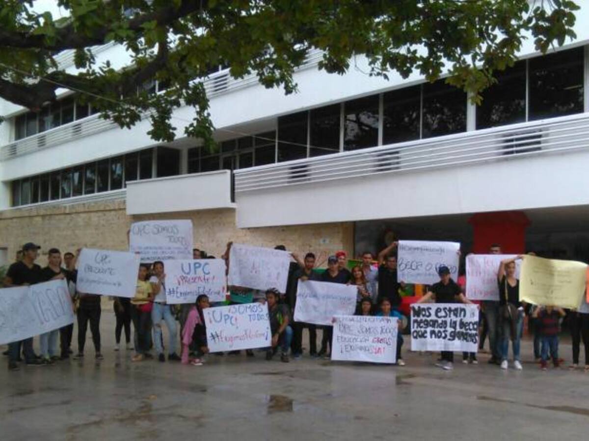 Universitarios protestan para lograr 600 becas en Cesar