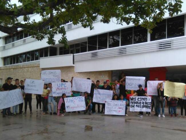 Universitarios protestan para lograr 600 becas en Cesar