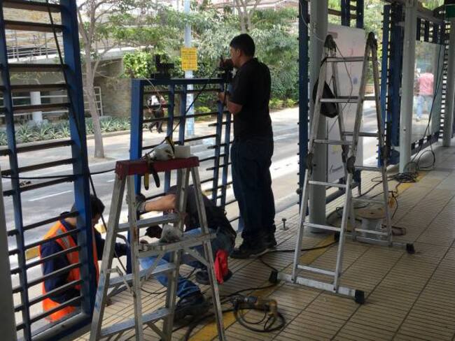 Transmetro instala nuevo sistema de cierre y bloqueo en puertas de estaciones