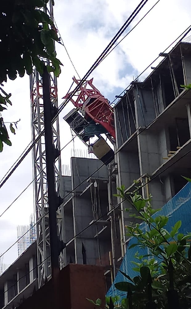 Se desplomó una grúa