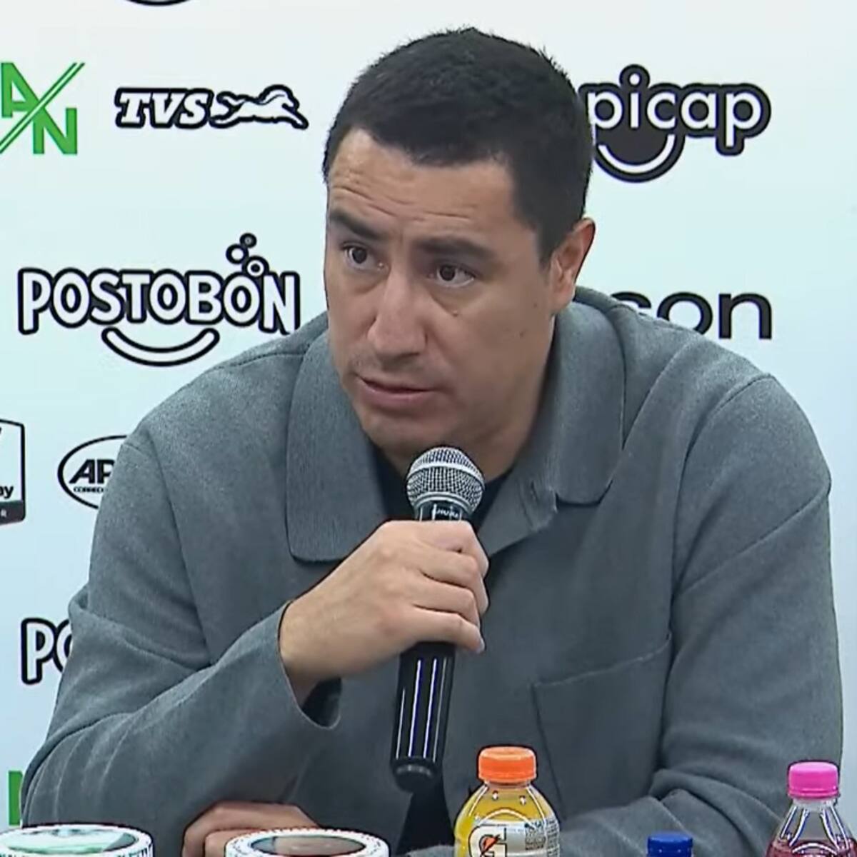 Juárez tras el picante saludo con Peirano: “Me agarró un poquito fuerte la mano”