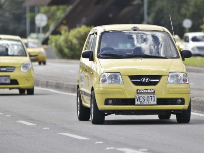 Taxistas retirarían radios de sus vehículos si se aplica tarifa por música