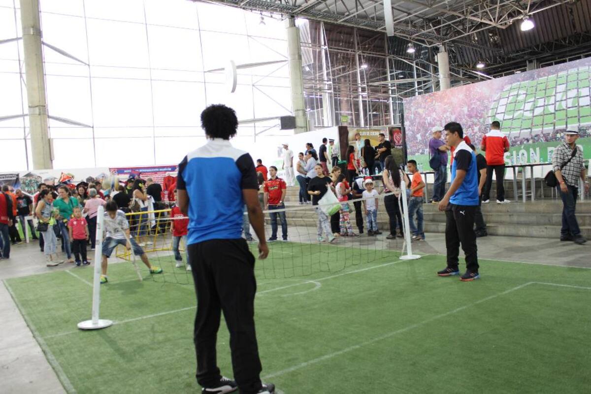 Cuerpo técnico y jugadores disfrutaron por igual de una mañana con fieles seguidores en Plaza Mayor Medellín.