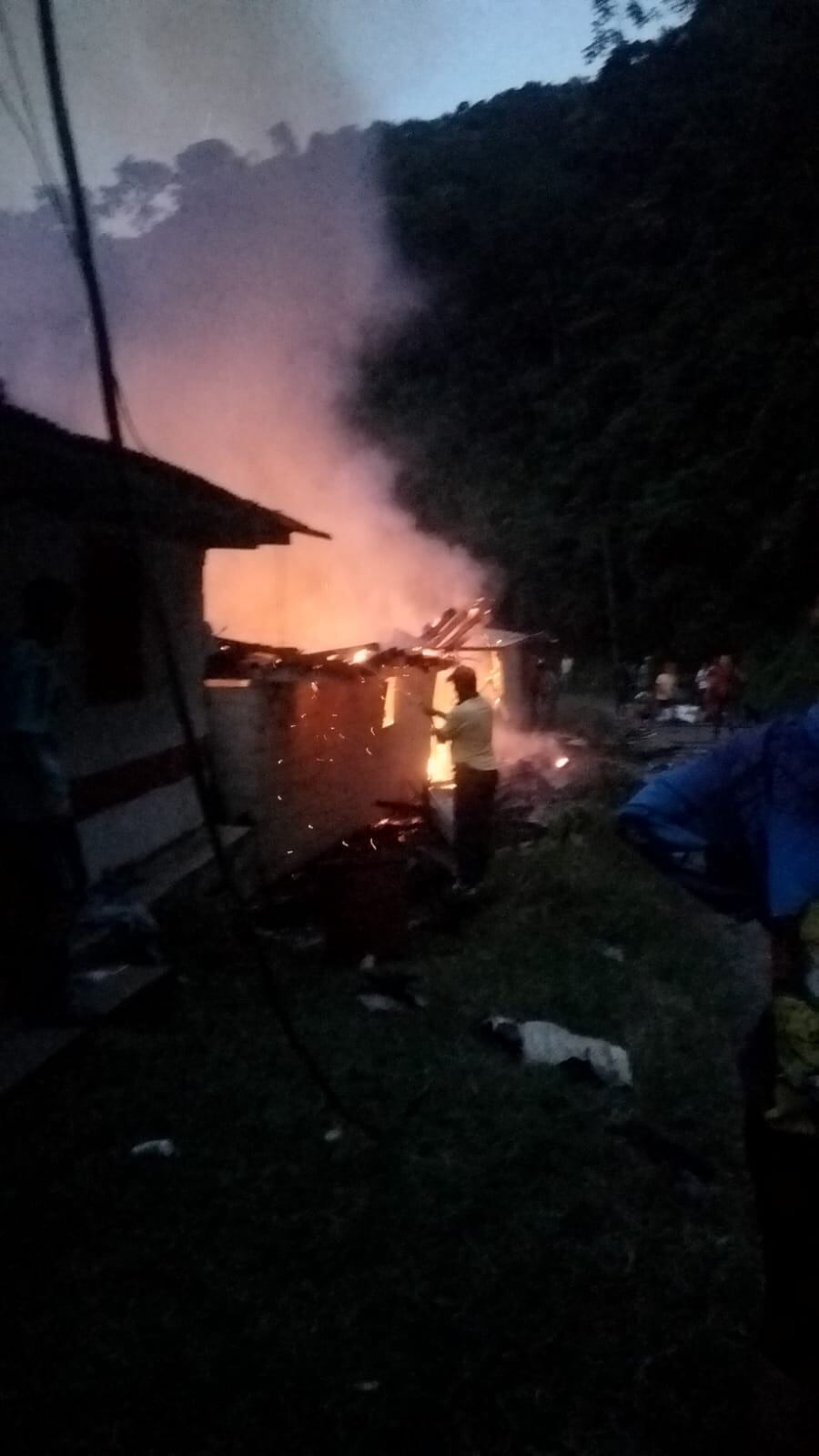 Los bomberos tardaron en llegar al lugar por las dificultades de la carretera. Foto suministrada.