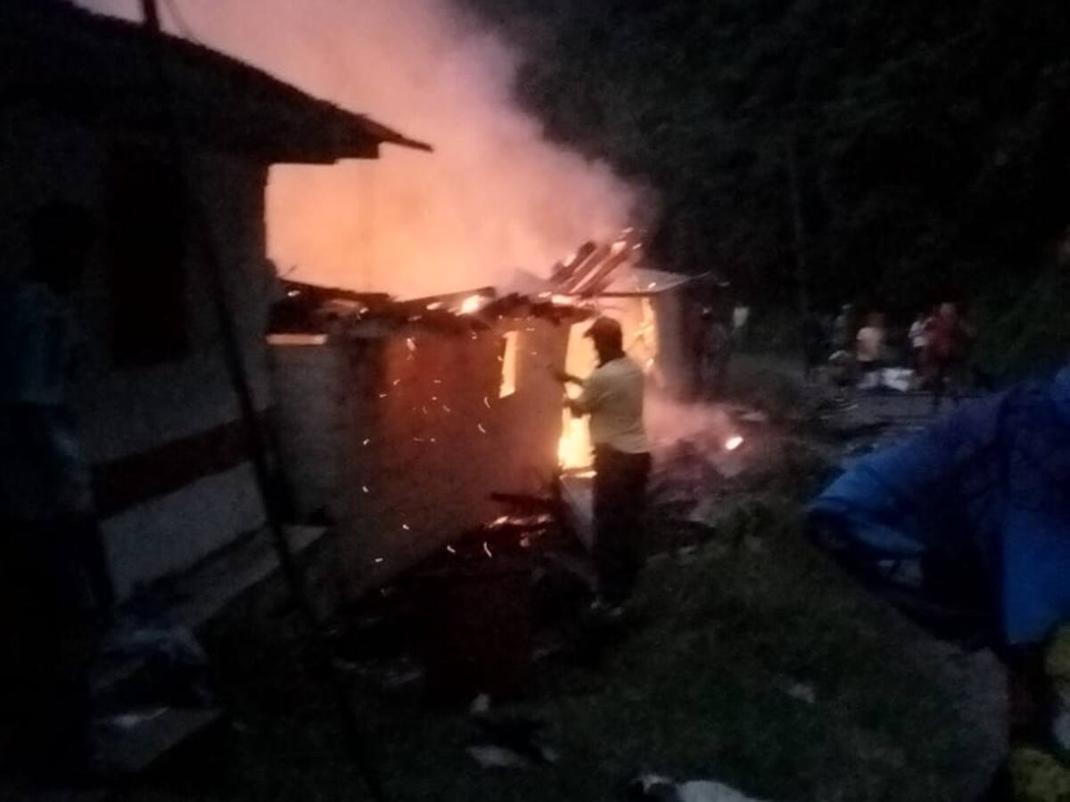 Un incendio acabó por completo con una casa en Caldas, dos personas resultaron heridas
