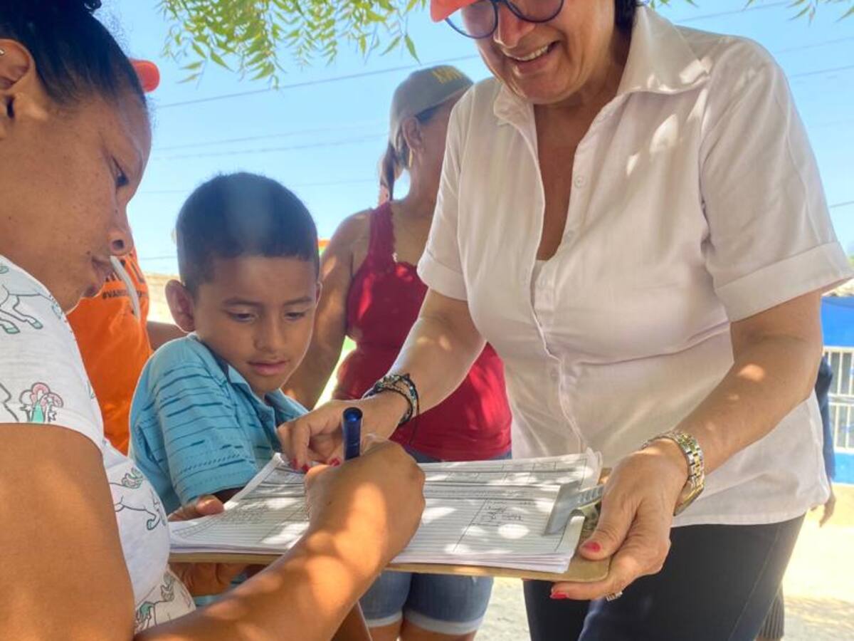 Mery Luz Londoño estuvo en el barrio Olaya y sigue recogiendo firmas