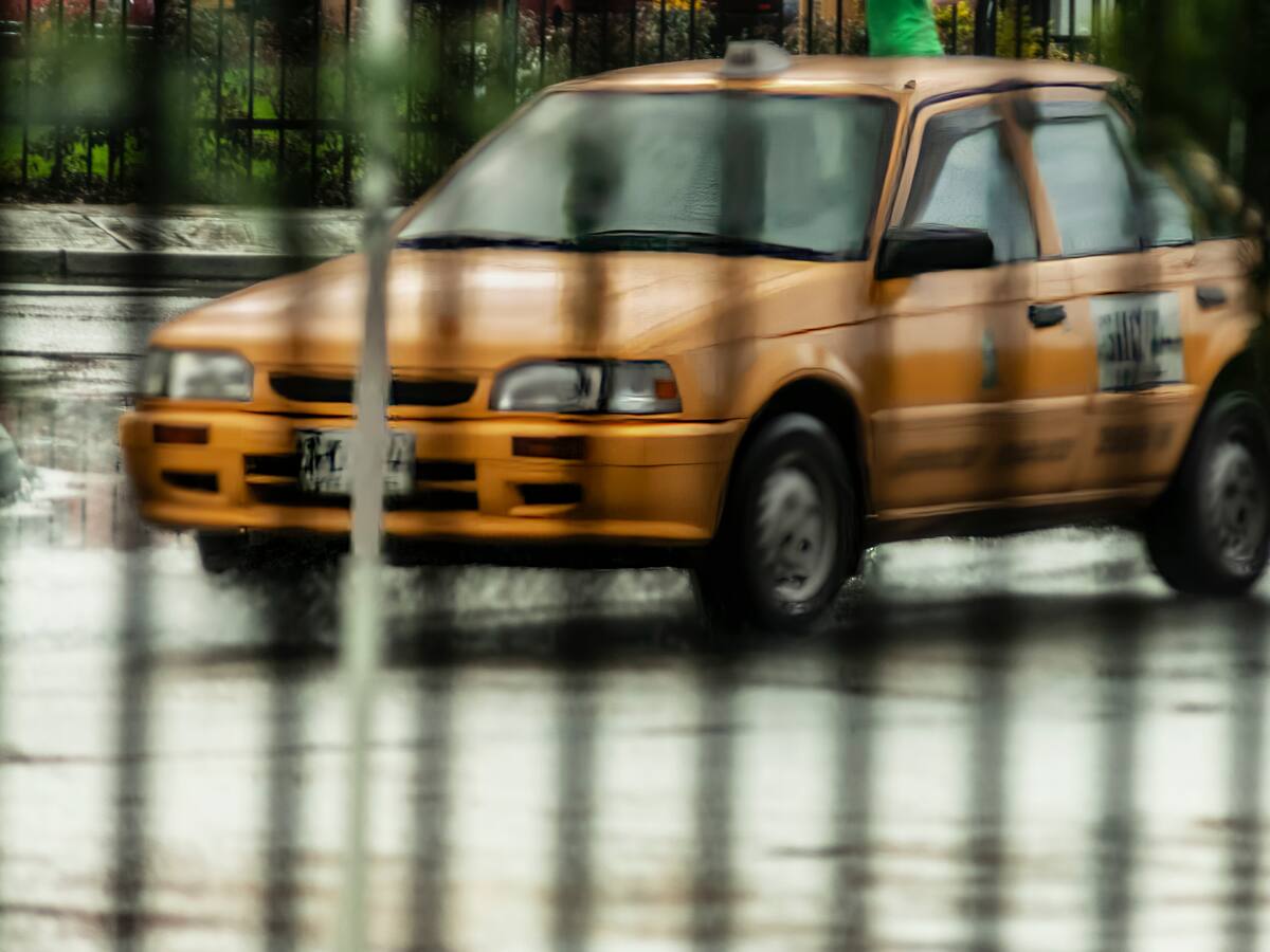 Multan a taxista que impidió el paso a una ambulancia con la maniobra del ‘zigzag’