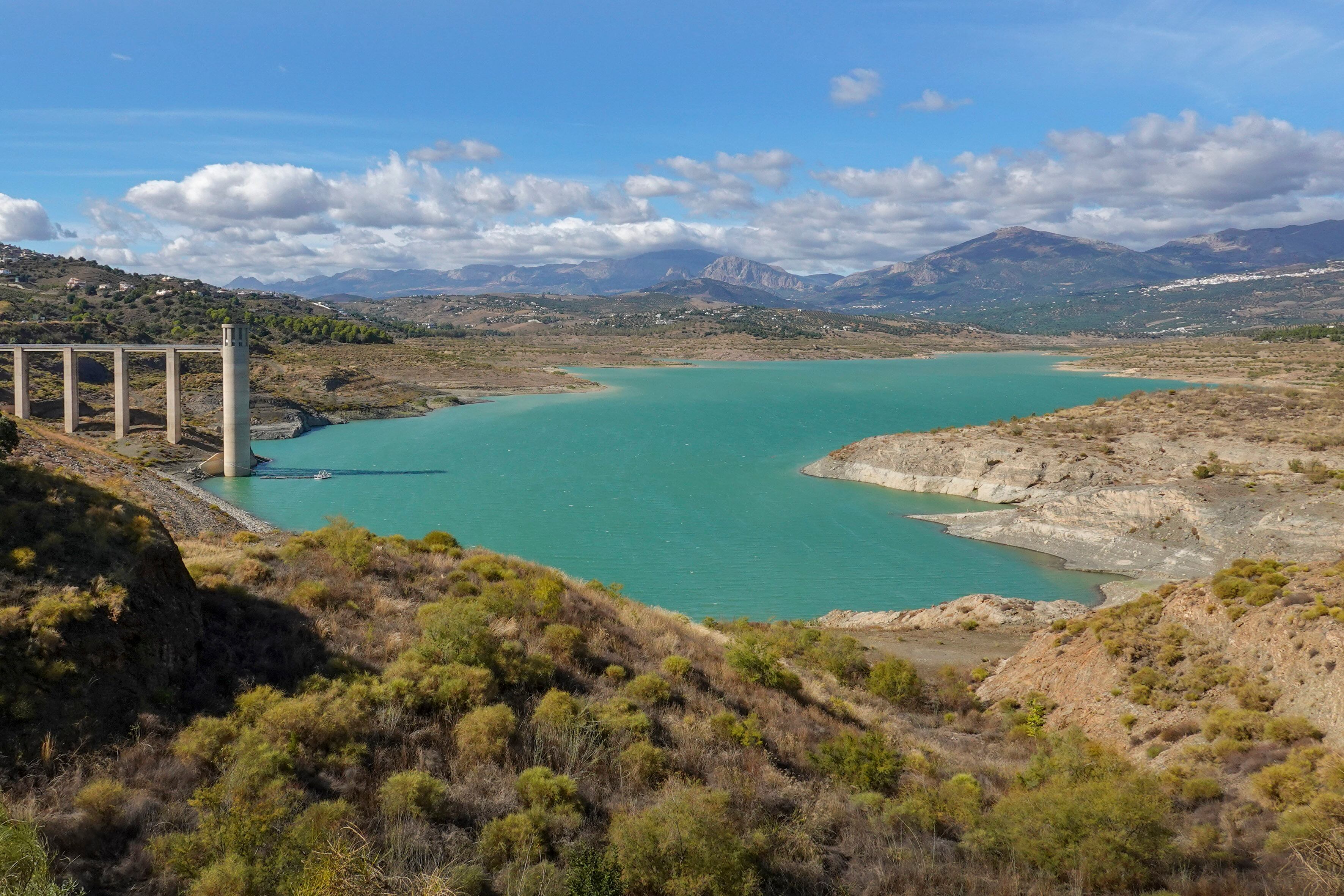 FOTODELDÍA MÁLAGA, 22/10/2024.- Imagen del estado actual del embalse de la Viñuela, el más grande de la provincia de Málaga, situado en la comarca de la Axarquía. Con una capacidad de 165 hm³, tras las lluvias de la semana pasada almacena 22 hm³, un 13,33 % de su totalidad. A pesar del aumento en los embalses de Andalucía, que se sitúan en un 30,3% los de Málaga y Almería siguen en situación alarmante con recursos entre el 7 y el 15%. EFE/Álvaro Cabrera