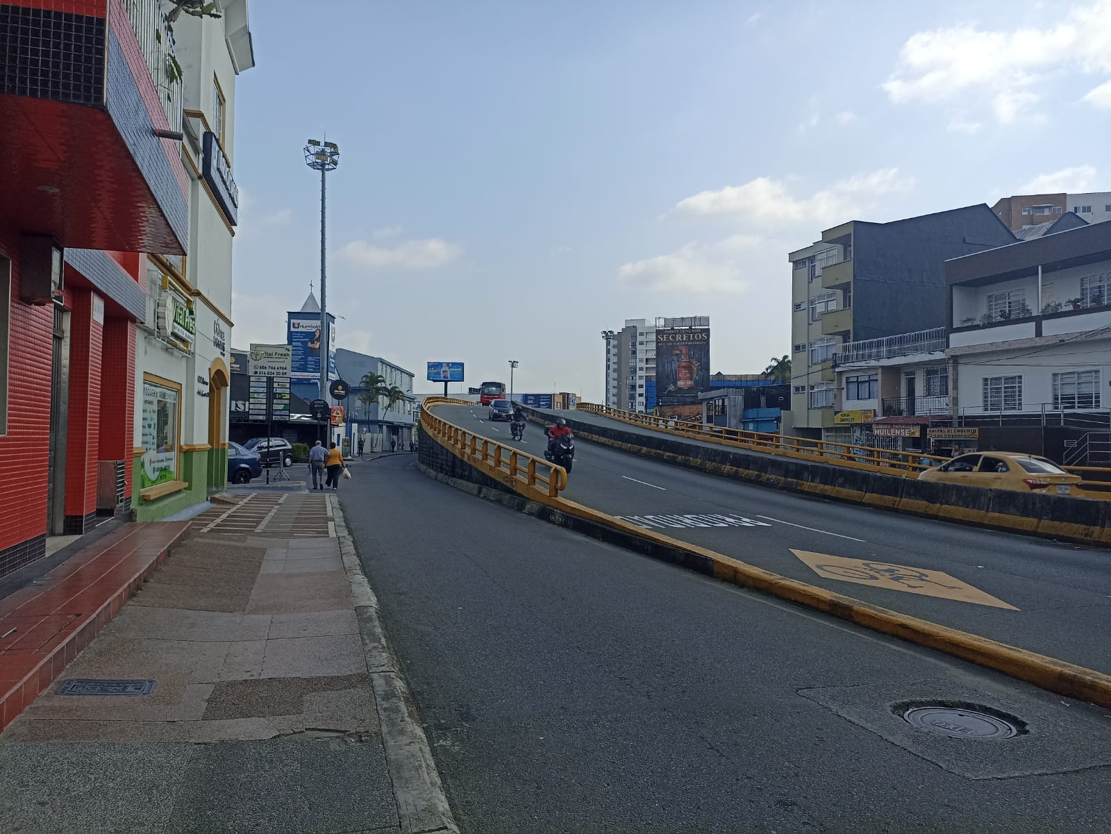 Avenida Bolívar, puentes de la segunda al norte de Armenia en días soleados. Foto: Adrián Trejos
