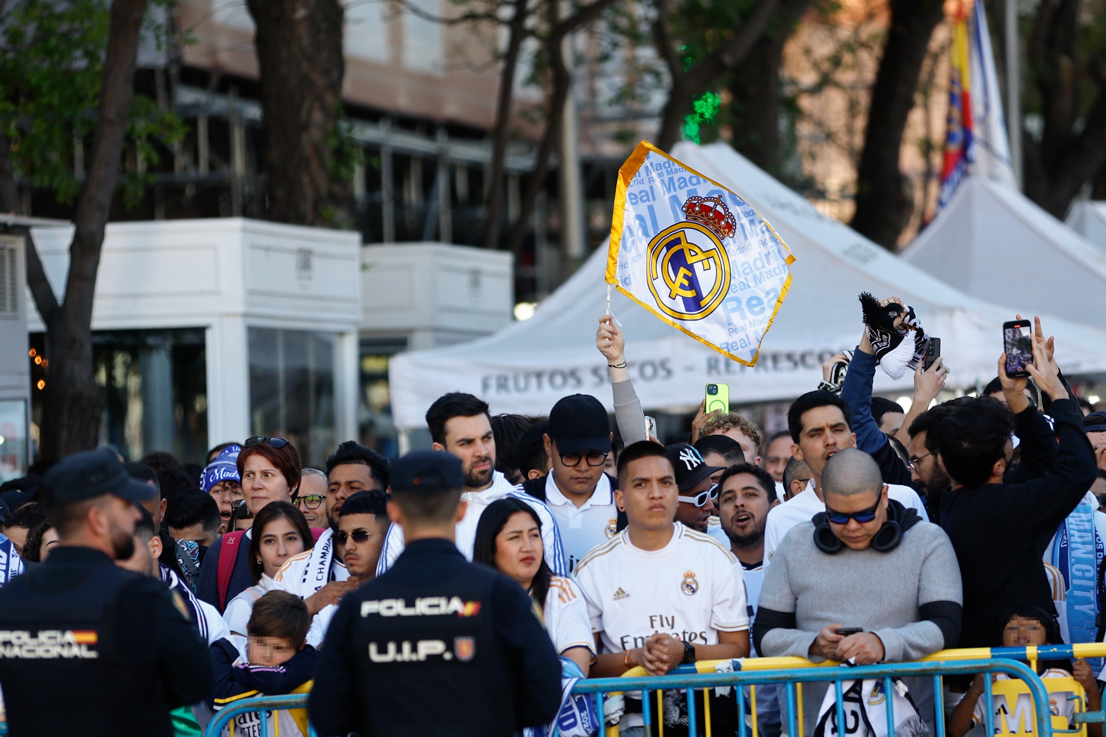 MADRID, 09/04/2024.-Vista del dispositivo de seguridad alrededor del estadio Santiago Bernabéu este martes, antes del partido de cuartos de final de la UEFA Champions League entre el Real Madrid y el Mancherter City. La Delegación del Gobierno en Madrid ha activado un dispositivo de seguridad integrado por casi 1.900 efectivos.- EFE/ Rodrigo Jiménez