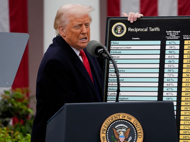 KEN15. WASHINGTON (ESTADOS UNIDOS), 28/05/2025.- Fotografía de archivo fechada el 2 de abril de 2025 del presidente de Estados Unidos, Donald Trump, mostrando una tabla con aranceles aplicables a socios comerciales de Estados Unidos, durante una rueda de prensa en el Jardín de las Rosas de la Casa Blanca en Washington (Estados Unidos). Una corte federal estadounidenses bloqueó este miércoles buena parte de la política arancelaria del presidente Donald Trump sobre las importaciones de numerosos países al considerar que este se está excediendo en sus poderes. EFE/ Kent Nishimura / POOL