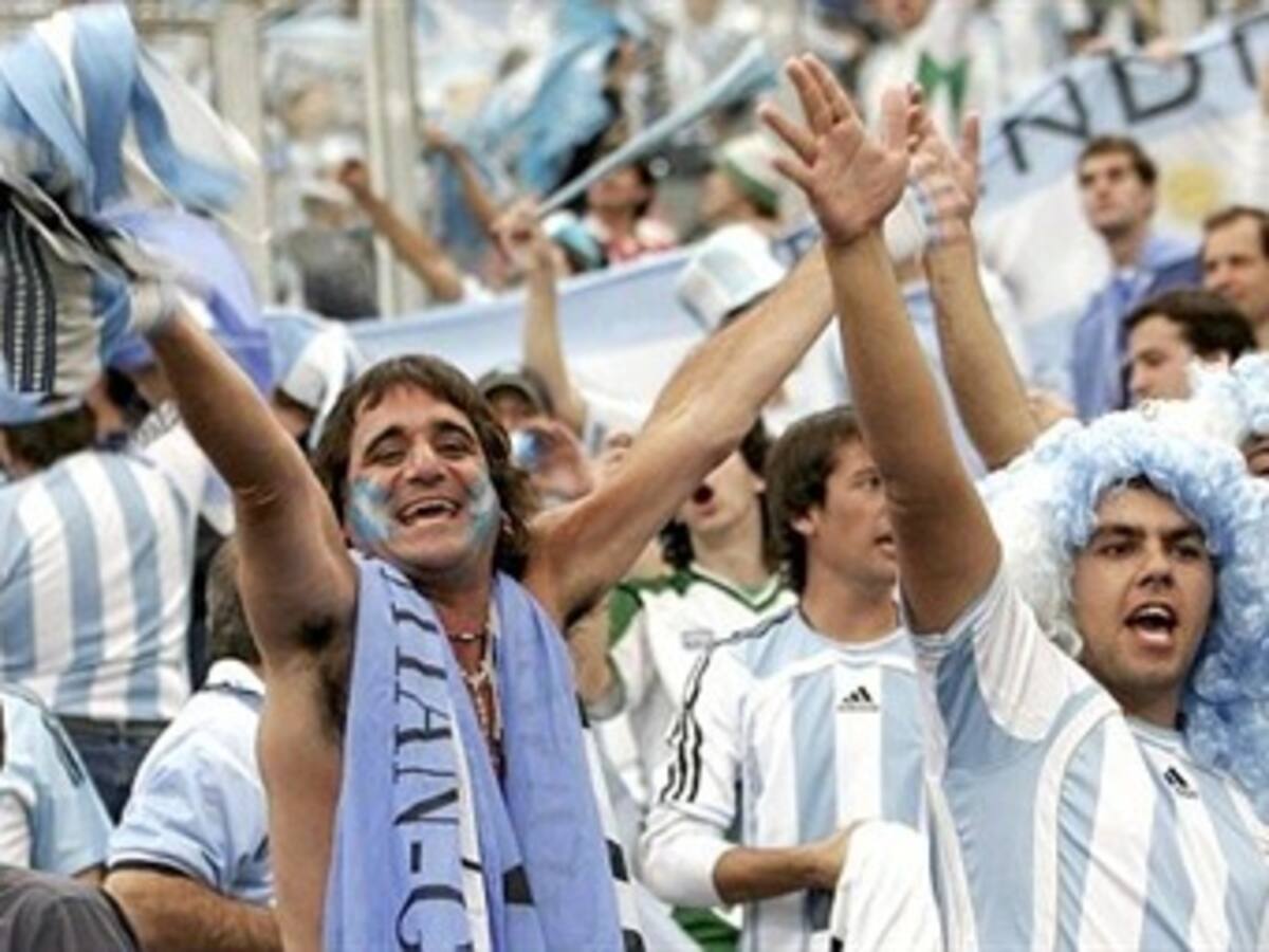 Diez hinchas argentinos deportados tras llegar a Johannesburgo