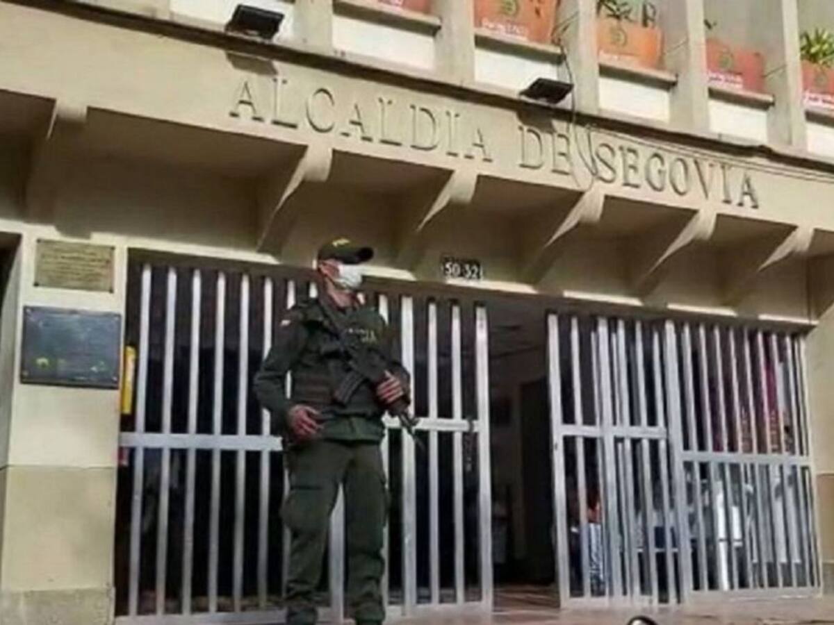 Denuncian cobro de "vacuna" en obra pública de Segovia