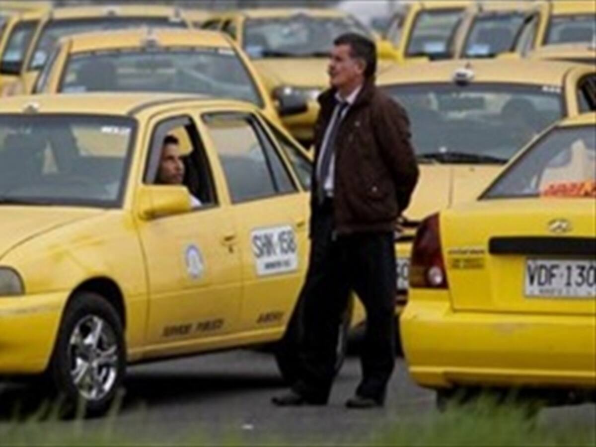 Listas zonas amarillas de taxis que se movilizan por la Séptima en Bogotá