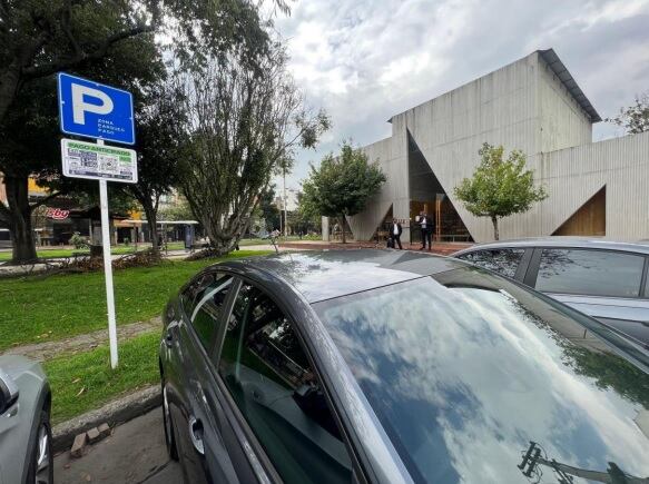 Zona de Parqueo Pago.