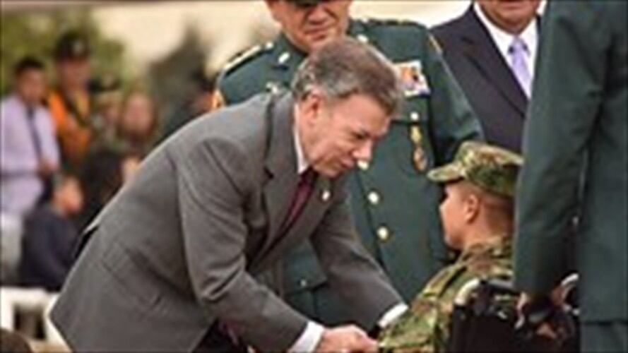 El Presidente Juan Manuel Santos, rindió hoy martes homenaje a los miembros de las Fuerzas Militares y la Policía afectados por el conflicto en el marco de la Conmemoración del Día Nacional de la Memoria y la Solidaridad con las víctimas. Foto: Colprensa
