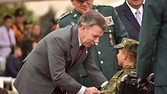 El Presidente Juan Manuel Santos, rindió hoy martes homenaje a los miembros de las Fuerzas Militares y la Policía afectados por el conflicto en el marco de la Conmemoración del Día Nacional de la Memoria y la Solidaridad con las víctimas. Foto: Colprensa