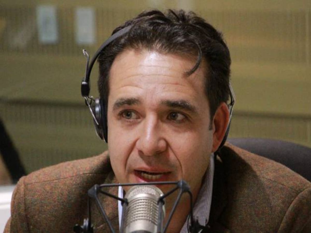 Uno puede cambiar de sexo, de esposa, de todo, menos de equipo: Juan Pablo Estrada