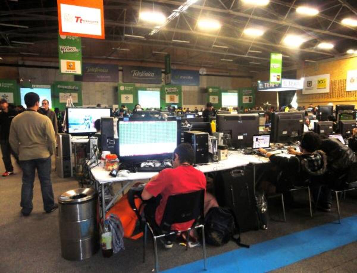 Los campuseros con sus equipos se divierten, intercambian información y comparten recursos en este espacio.