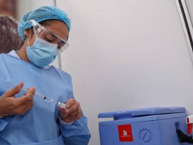 Si tuvo COVID-19 debe esperar tres meses para vacunarse